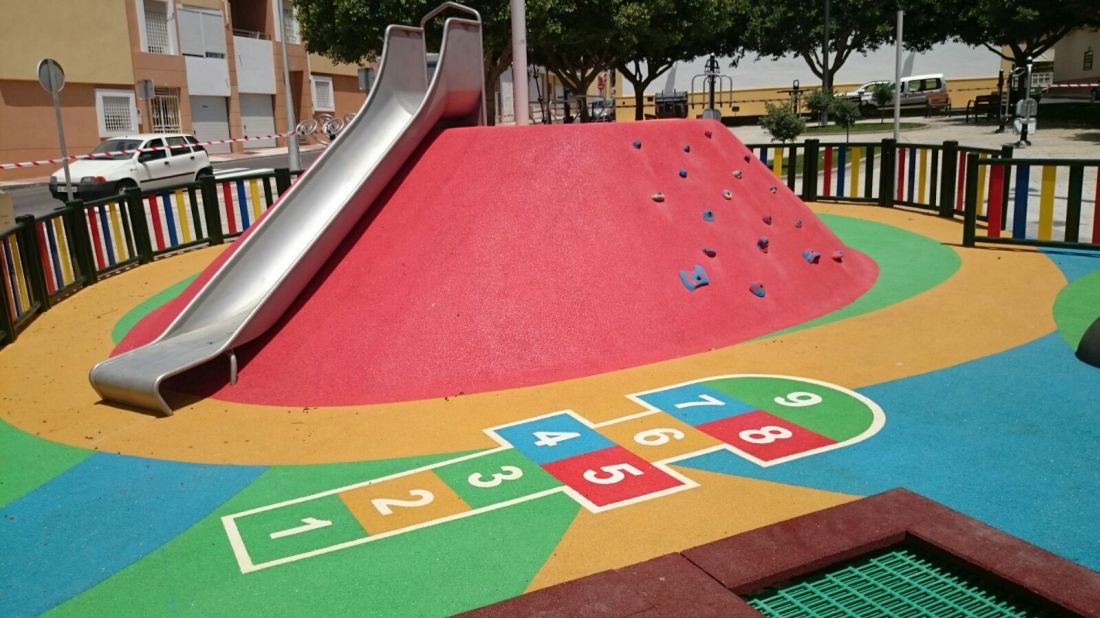 Pavimento parques infantiles, ¿qué características debe cumplir? - Mobipark